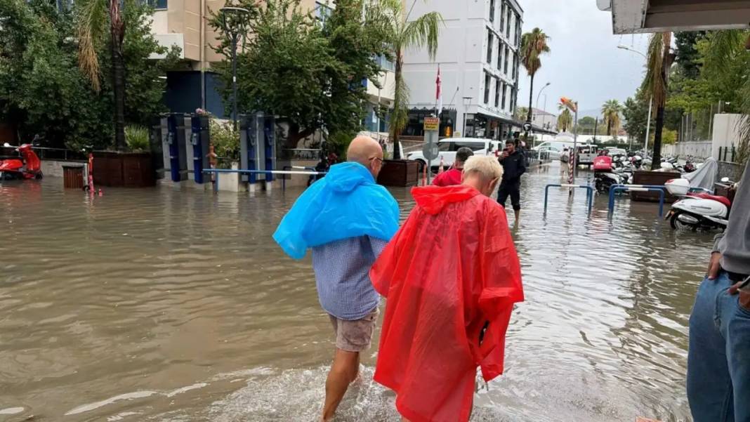 Muğla’yı Sağanak Felç Etti! Vatandaşlar Fethiye Sokaklarında Botla Gezdi 2